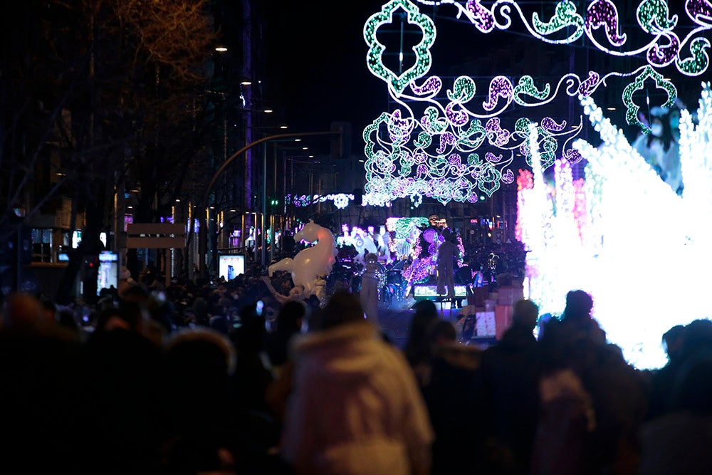 Los Reyes Magos regresaron a Salamanca para repartir ilusión y caramelos por las calles del nuevo recorrido de una Cabalgata que volvió a concentrar a miles de personas en las aceras y en la que la lluvia finalmente no hizo acto de presencia