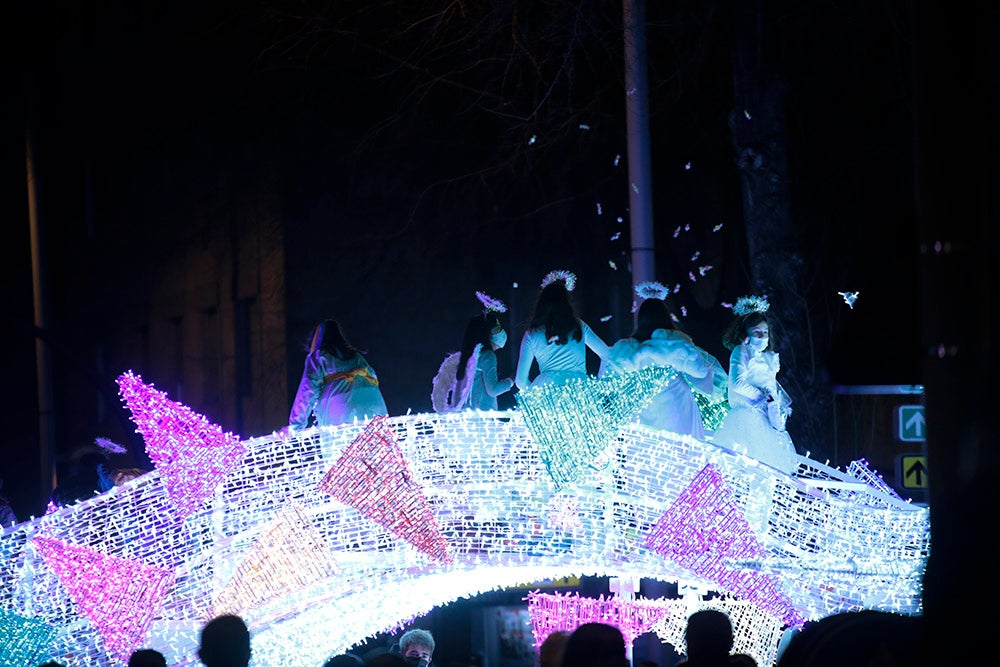 Los Reyes Magos regresaron a Salamanca para repartir ilusión y caramelos por las calles del nuevo recorrido de una Cabalgata que volvió a concentrar a miles de personas en las aceras y en la que la lluvia finalmente no hizo acto de presencia