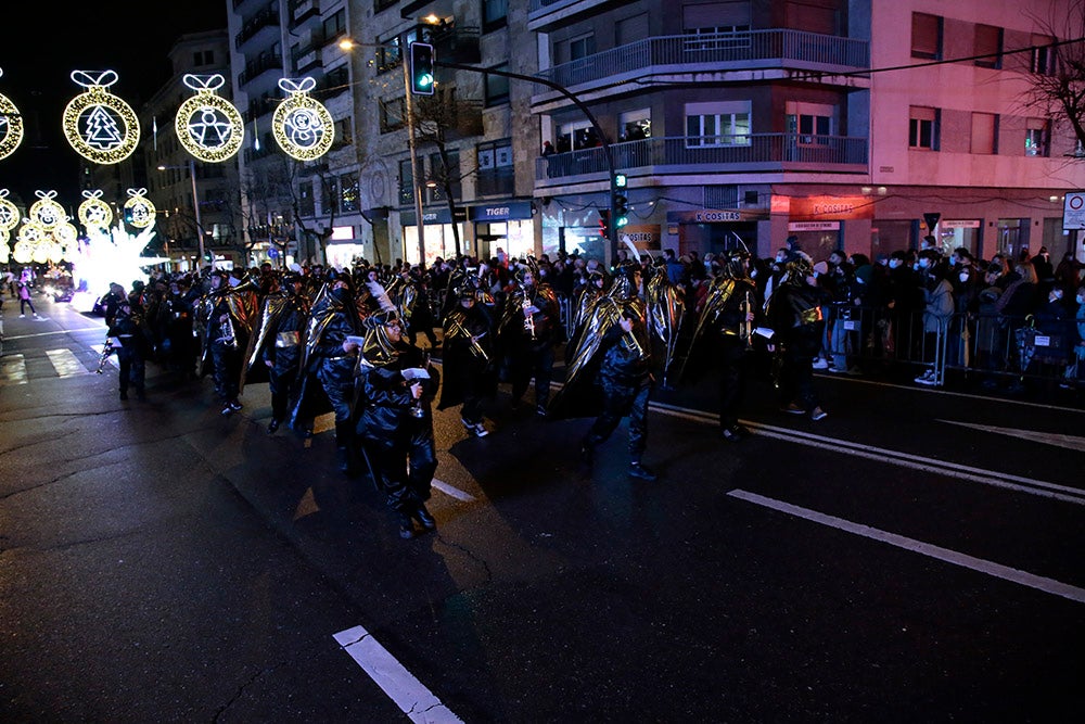 Los Reyes Magos regresaron a Salamanca para repartir ilusión y caramelos por las calles del nuevo recorrido de una Cabalgata que volvió a concentrar a miles de personas en las aceras y en la que la lluvia finalmente no hizo acto de presencia