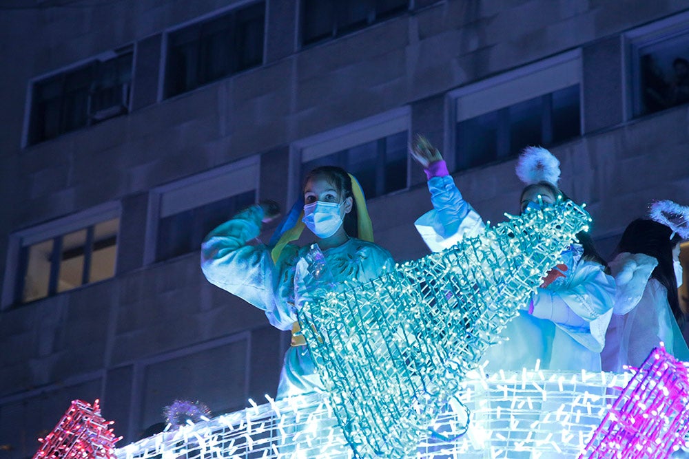 Los Reyes Magos regresaron a Salamanca para repartir ilusión y caramelos por las calles del nuevo recorrido de una Cabalgata que volvió a concentrar a miles de personas en las aceras y en la que la lluvia finalmente no hizo acto de presencia