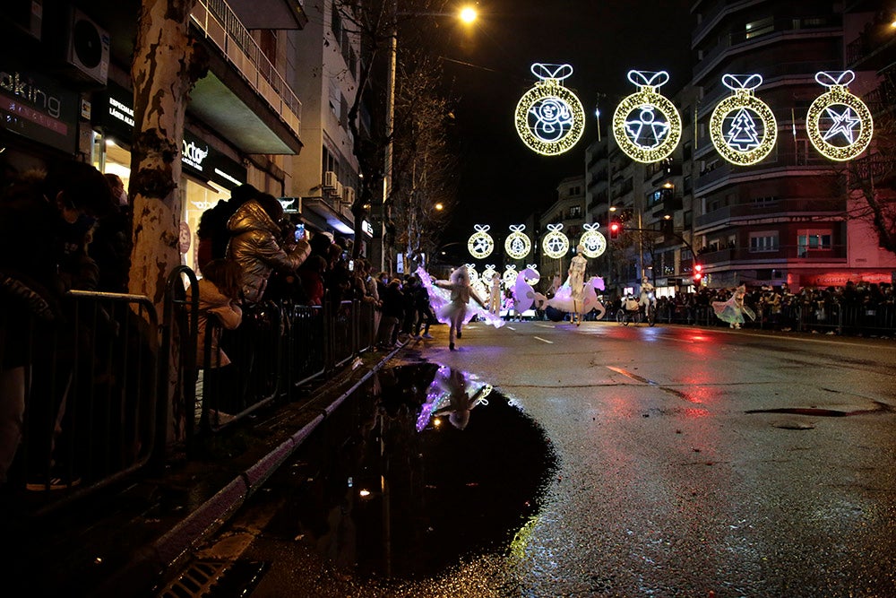 Los Reyes Magos regresaron a Salamanca para repartir ilusión y caramelos por las calles del nuevo recorrido de una Cabalgata que volvió a concentrar a miles de personas en las aceras y en la que la lluvia finalmente no hizo acto de presencia