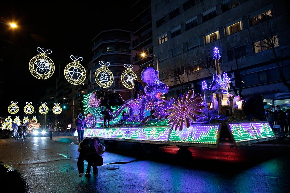 Los Reyes Magos regresaron a Salamanca para repartir ilusión y caramelos por las calles del nuevo recorrido de una Cabalgata que volvió a concentrar a miles de personas en las aceras y en la que la lluvia finalmente no hizo acto de presencia