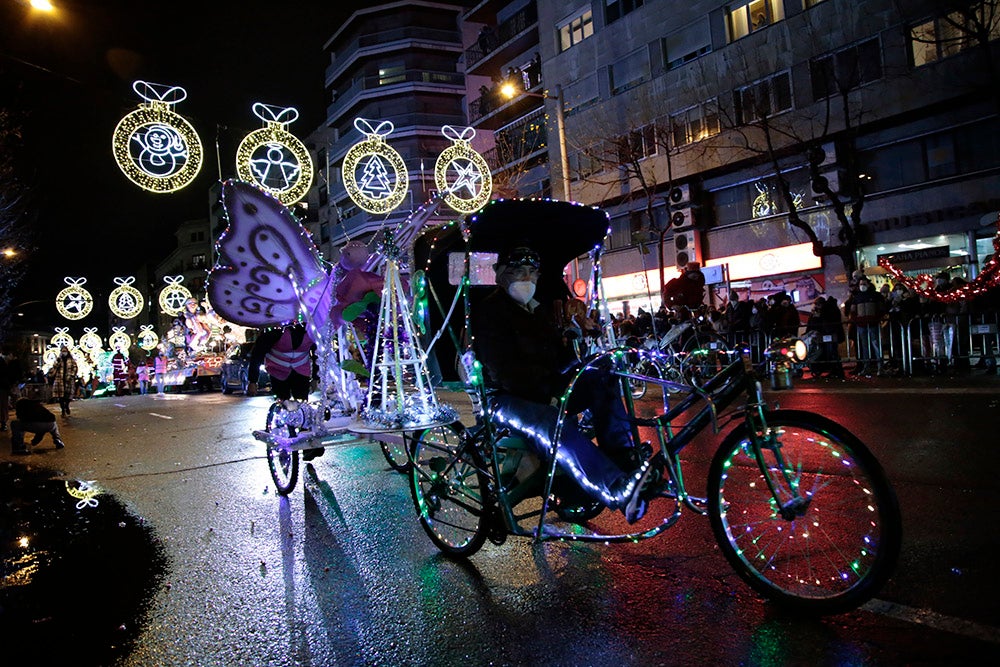 Los Reyes Magos regresaron a Salamanca para repartir ilusión y caramelos por las calles del nuevo recorrido de una Cabalgata que volvió a concentrar a miles de personas en las aceras y en la que la lluvia finalmente no hizo acto de presencia