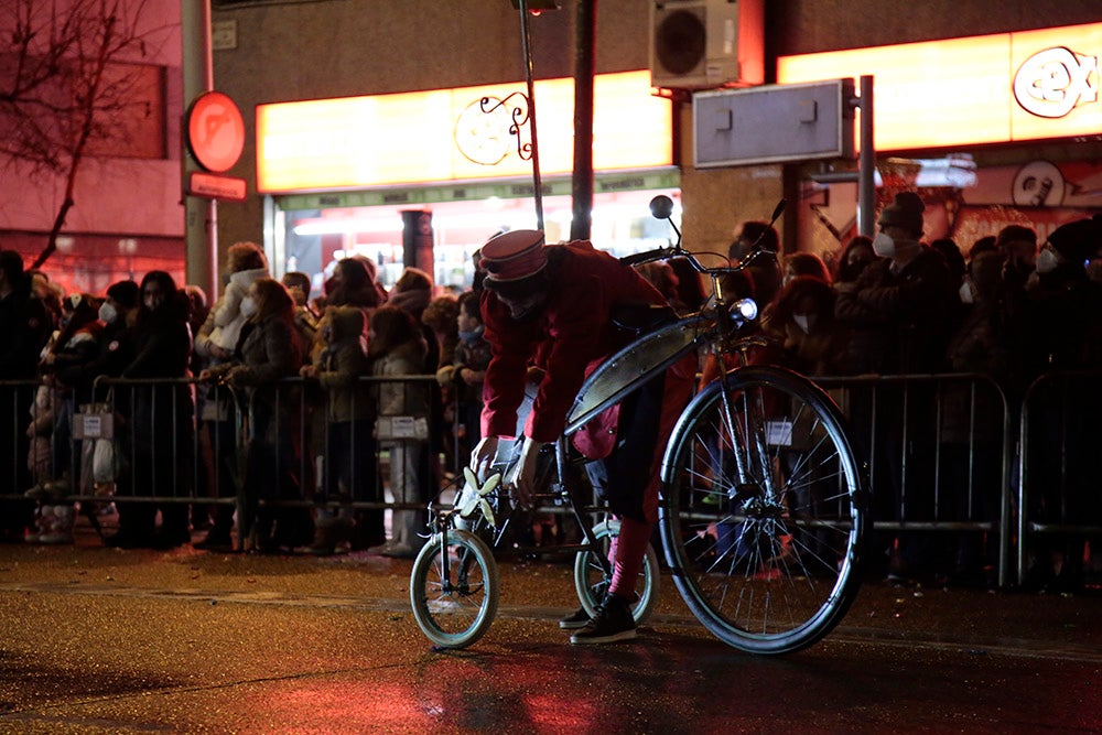 Los Reyes Magos regresaron a Salamanca para repartir ilusión y caramelos por las calles del nuevo recorrido de una Cabalgata que volvió a concentrar a miles de personas en las aceras y en la que la lluvia finalmente no hizo acto de presencia