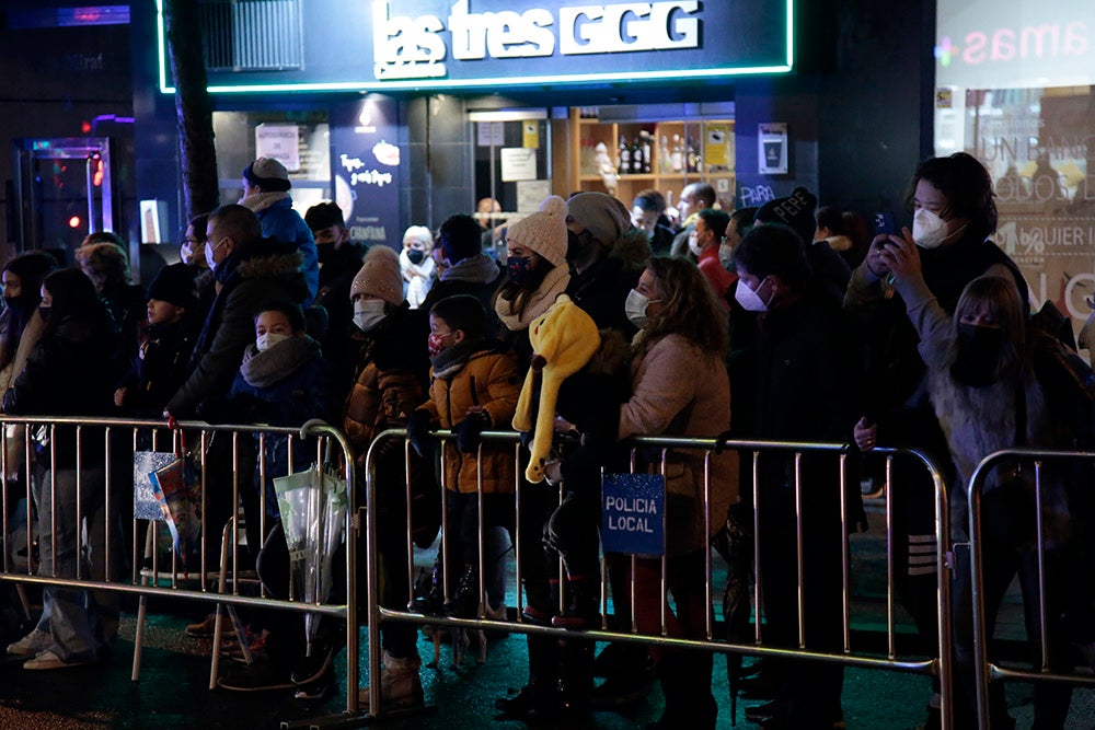 Los Reyes Magos regresaron a Salamanca para repartir ilusión y caramelos por las calles del nuevo recorrido de una Cabalgata que volvió a concentrar a miles de personas en las aceras y en la que la lluvia finalmente no hizo acto de presencia