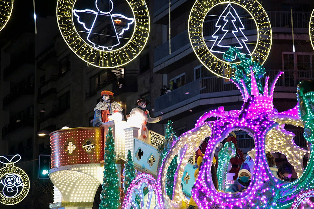 Los Reyes Magos regresaron a Salamanca para repartir ilusión y caramelos por las calles del nuevo recorrido de una Cabalgata que volvió a concentrar a miles de personas en las aceras y en la que la lluvia finalmente no hizo acto de presencia