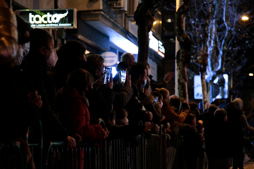 Los Reyes Magos regresaron a Salamanca para repartir ilusión y caramelos por las calles del nuevo recorrido de una Cabalgata que volvió a concentrar a miles de personas en las aceras y en la que la lluvia finalmente no hizo acto de presencia