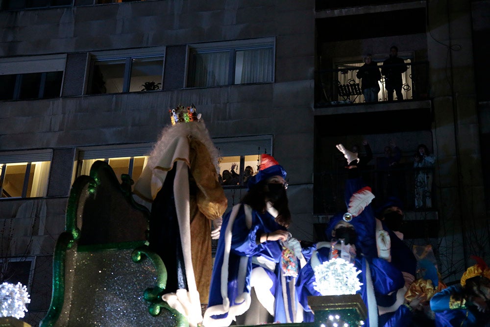 Los Reyes Magos regresaron a Salamanca para repartir ilusión y caramelos por las calles del nuevo recorrido de una Cabalgata que volvió a concentrar a miles de personas en las aceras y en la que la lluvia finalmente no hizo acto de presencia