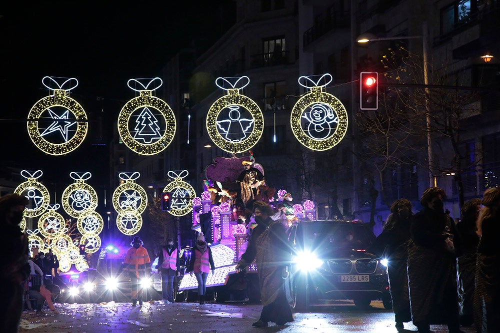 Los Reyes Magos regresaron a Salamanca para repartir ilusión y caramelos por las calles del nuevo recorrido de una Cabalgata que volvió a concentrar a miles de personas en las aceras y en la que la lluvia finalmente no hizo acto de presencia