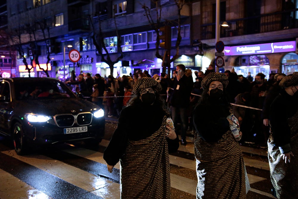 Los Reyes Magos regresaron a Salamanca para repartir ilusión y caramelos por las calles del nuevo recorrido de una Cabalgata que volvió a concentrar a miles de personas en las aceras y en la que la lluvia finalmente no hizo acto de presencia