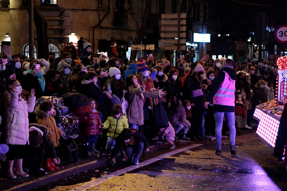 Los Reyes Magos regresaron a Salamanca para repartir ilusión y caramelos por las calles del nuevo recorrido de una Cabalgata que volvió a concentrar a miles de personas en las aceras y en la que la lluvia finalmente no hizo acto de presencia