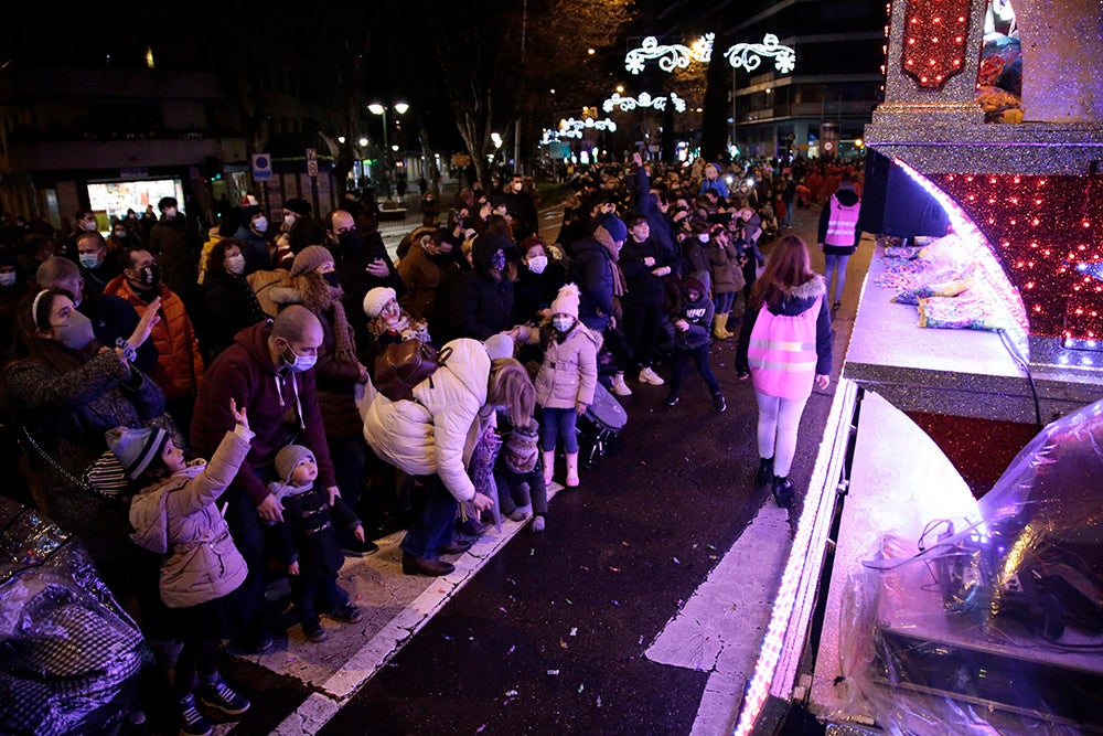 Los Reyes Magos regresaron a Salamanca para repartir ilusión y caramelos por las calles del nuevo recorrido de una Cabalgata que volvió a concentrar a miles de personas en las aceras y en la que la lluvia finalmente no hizo acto de presencia