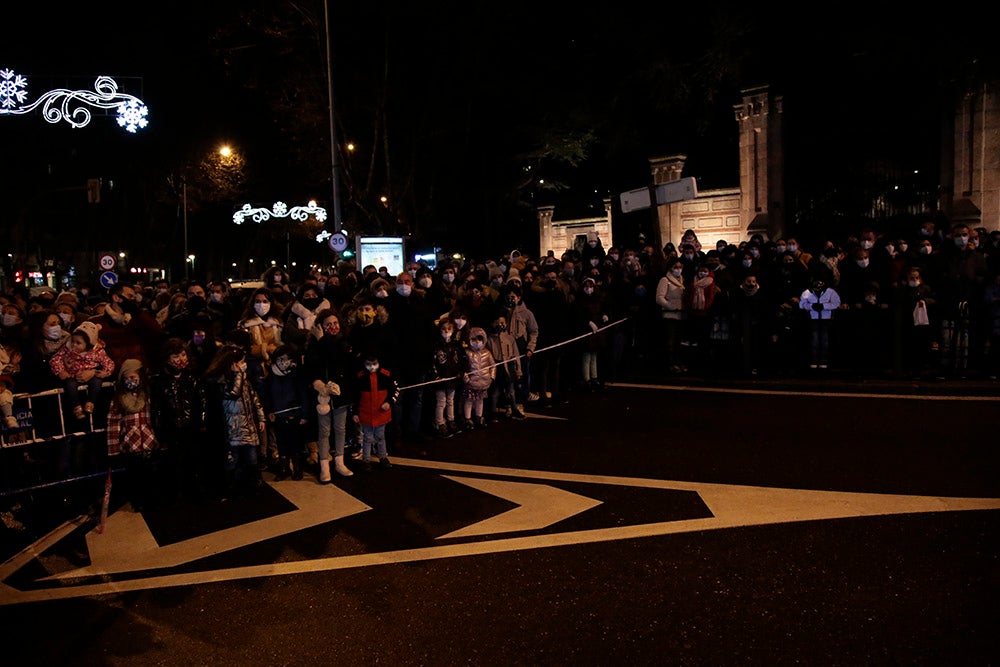 Los Reyes Magos regresaron a Salamanca para repartir ilusión y caramelos por las calles del nuevo recorrido de una Cabalgata que volvió a concentrar a miles de personas en las aceras y en la que la lluvia finalmente no hizo acto de presencia