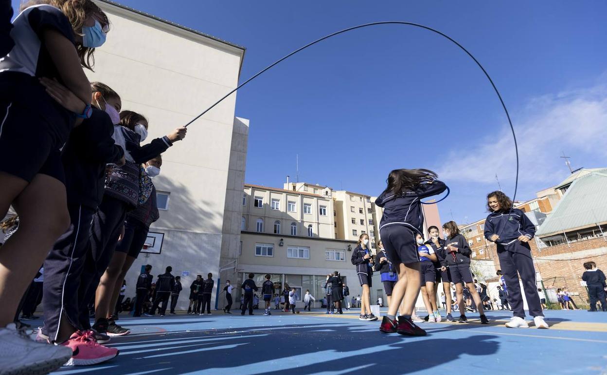 Niños del colegio Jesús y María de Valladolid en el recreo.. 