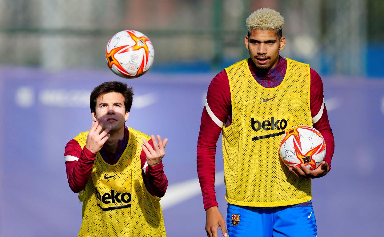 Ronald Araujo (d), junto a Riqui Puig durante un entrenamiento del Barça.