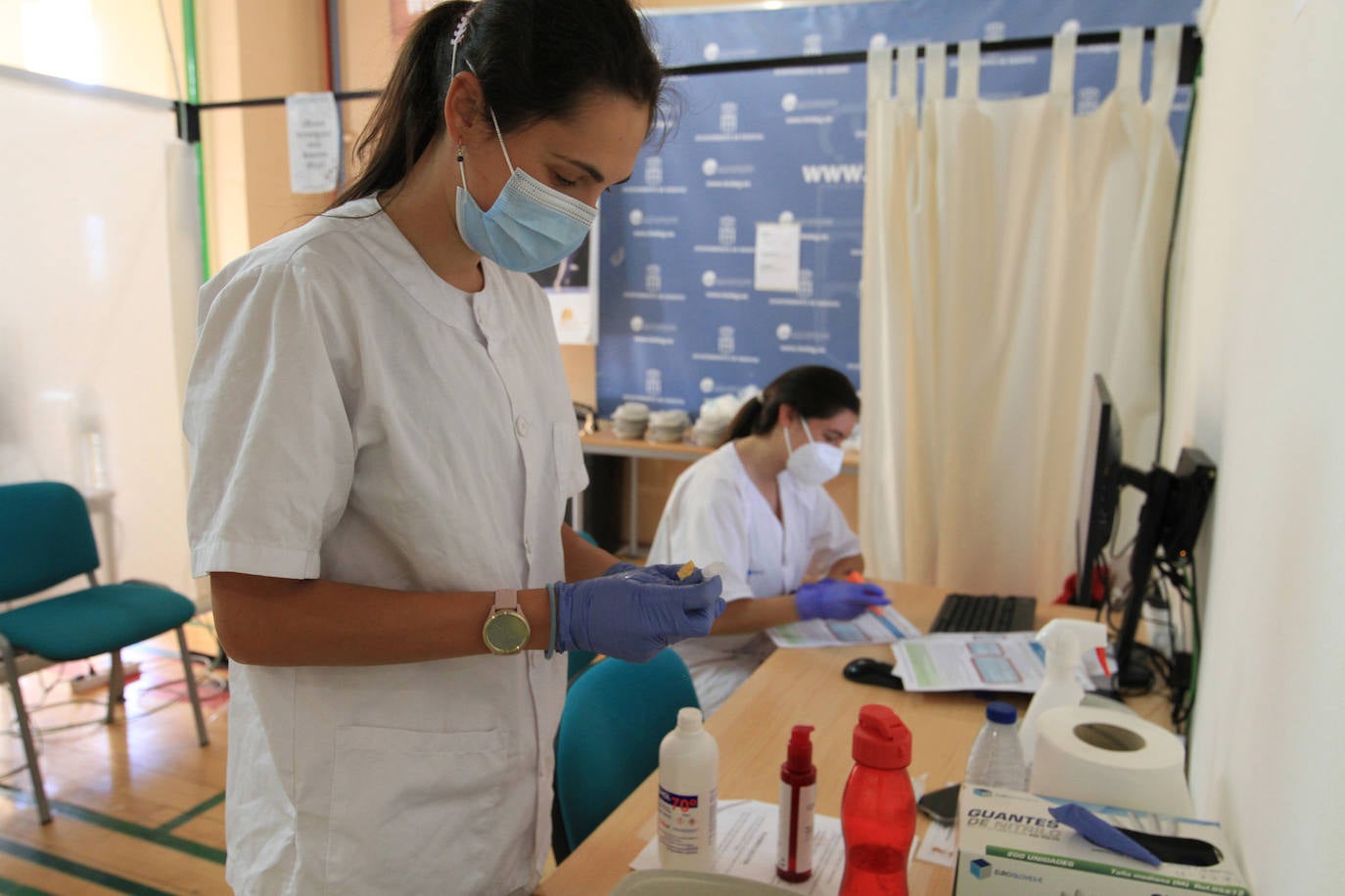 Personal sanitario prepara las dosis de las vacunas en el Pedro Delgado.