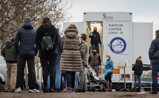 Los técnicos sanitarios ven «infundadas» las críticas al personal que hace los test en las unidades móviles