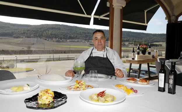 El cocinero del restaurante tradicional de Arzuaga, Agustín Pérez. 