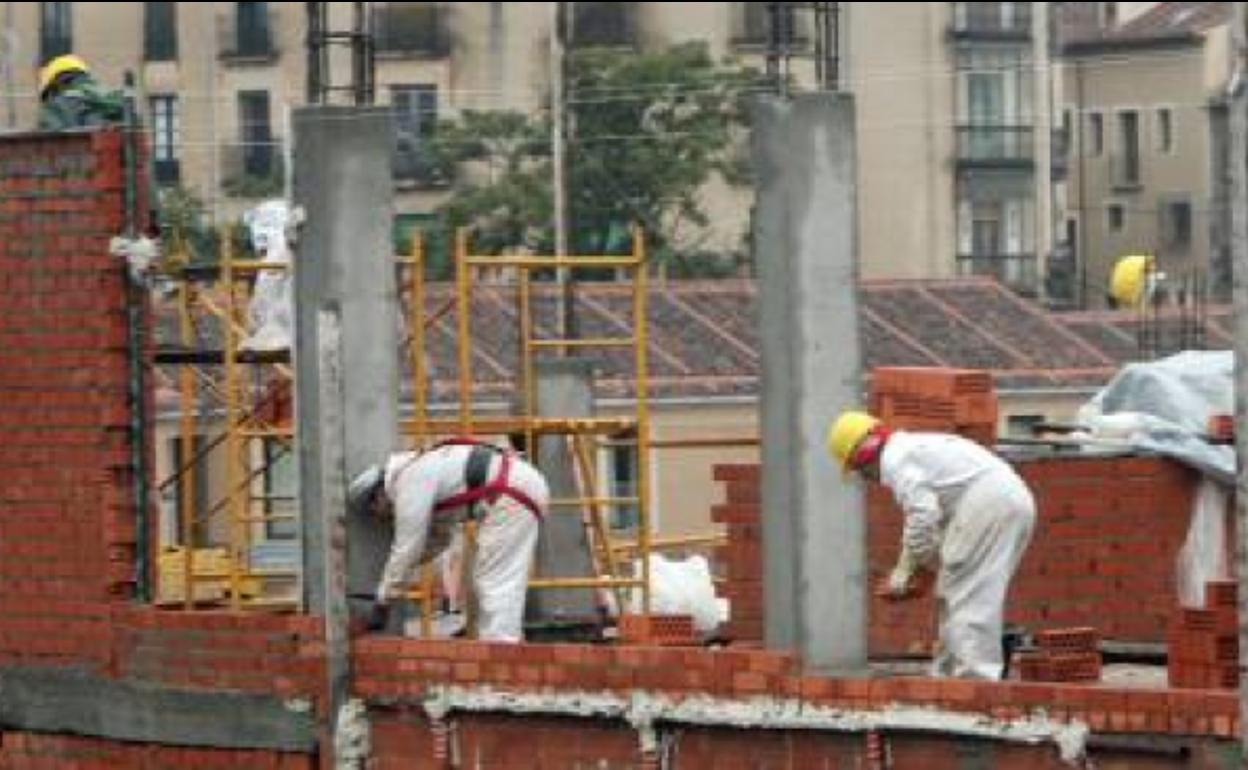 Un grupo de trabajadores de la construcción en Segovia. A partir de ahora, cuando finalice una obra, la empresa deberá ofrecer una propuesta de formación y recolocación al trabajador.