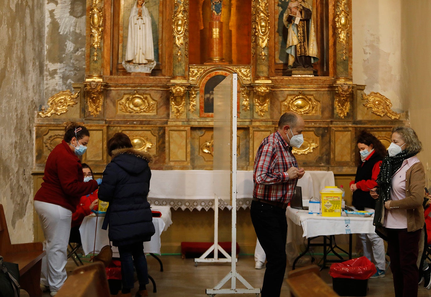 Primer día de vacunación en la Iglesia de San Francisco