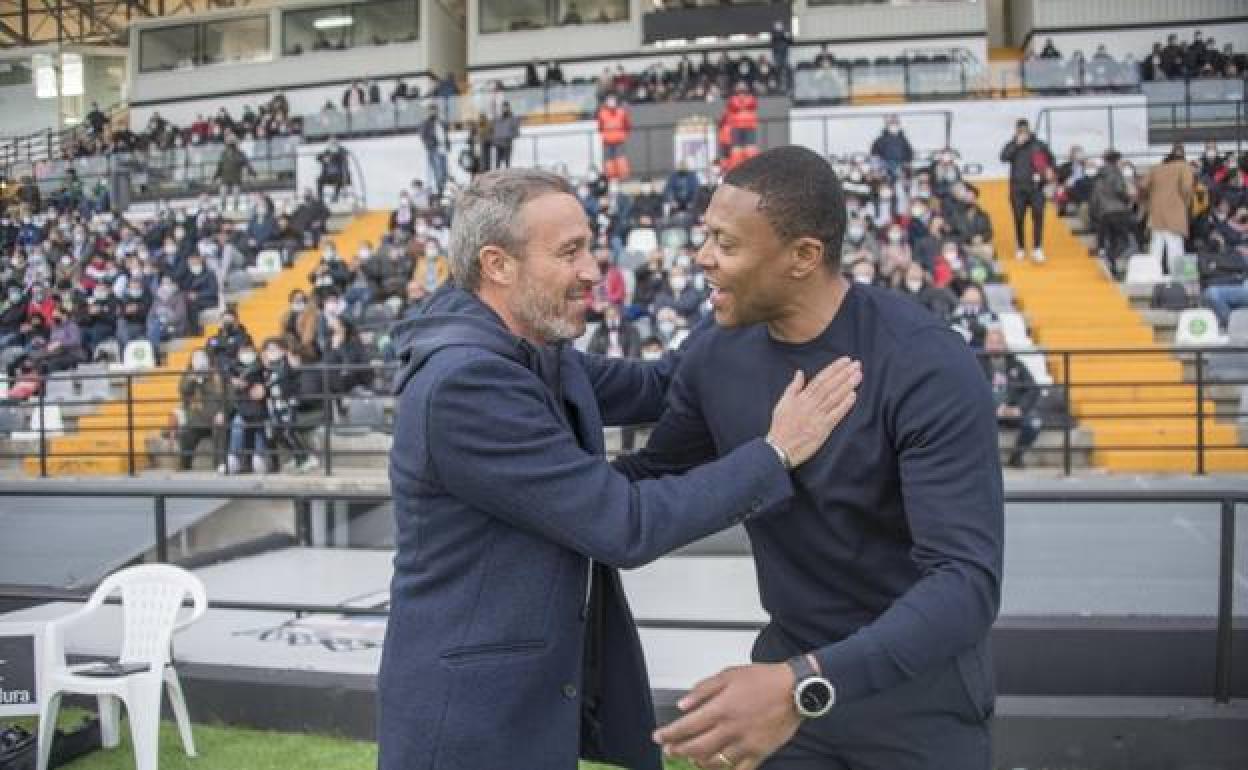 Cano saluda a Julio Baptista antes del inicio del choque. 