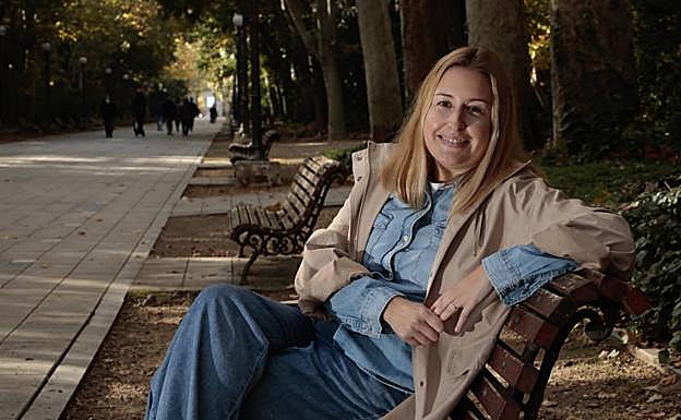 Marta Ramas posa en un banco del Paseo Central del Campo Grande de Valladolid.