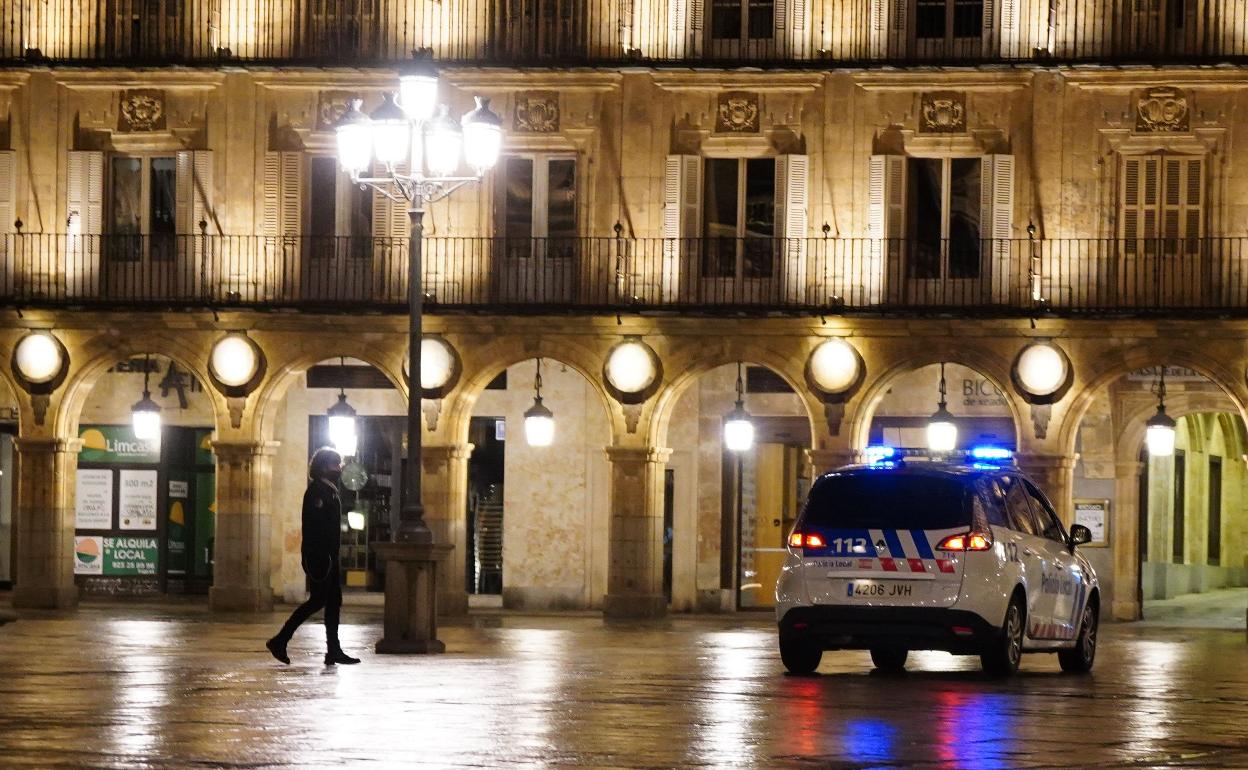 Un coche de la Policía Local patrulla por la noche en Salamanca. 