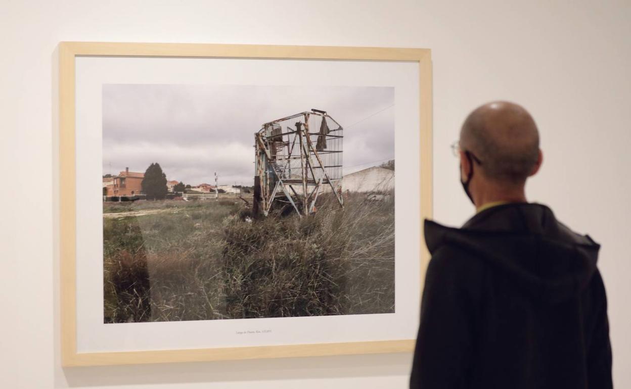 Un visitante observa una imagen de Ricardo González en el Patio Hetreriano.