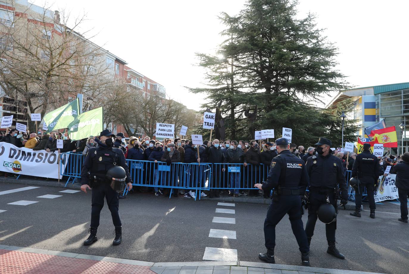 Protesta a la llegada de Pedro Sánchez.