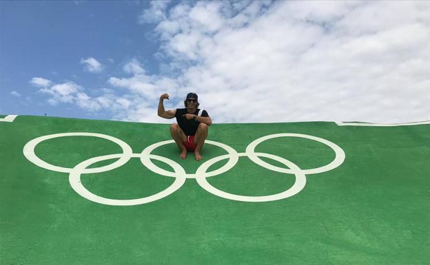 Llorente, en el canal de Río de Janeiro enseñando donde se haría el tatuaje de los aros olímpicos si iba a unos Juegos.