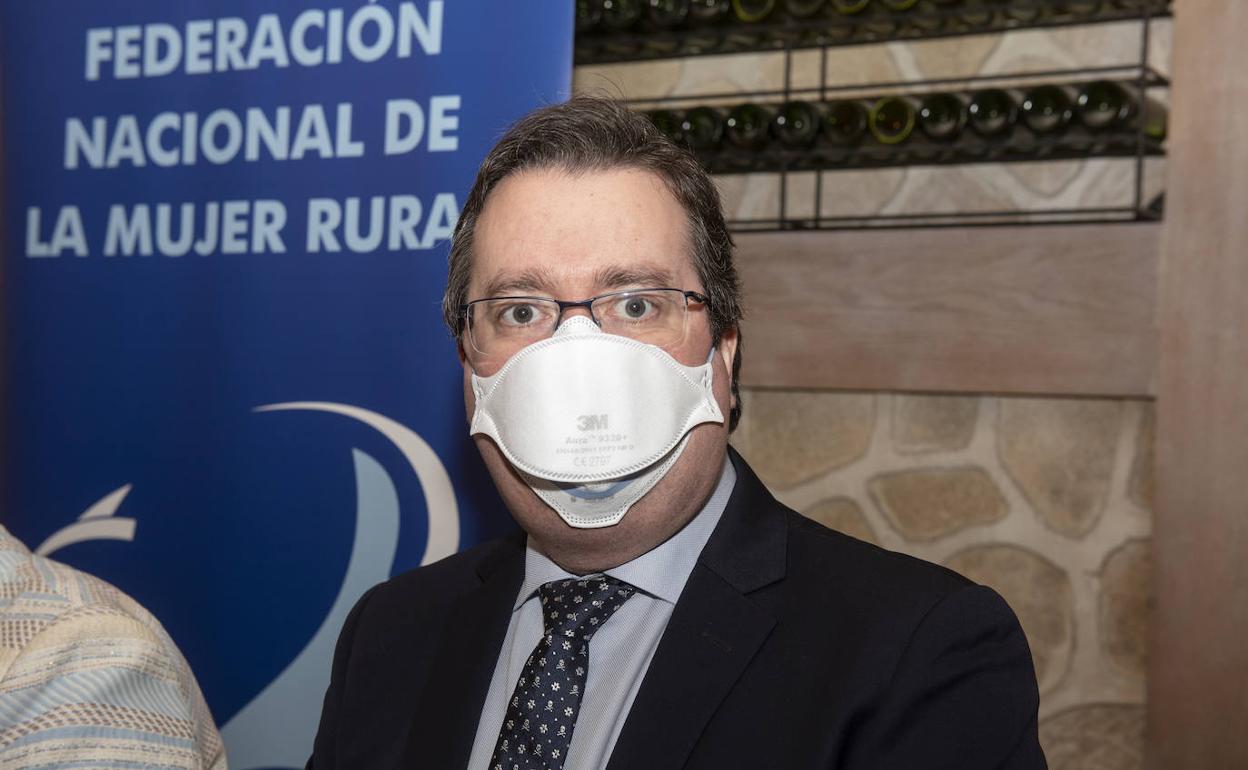 El presidente del Colegio Oficial de Médicos de Segovia, Graciliano Estrada, en un reciente acto. 