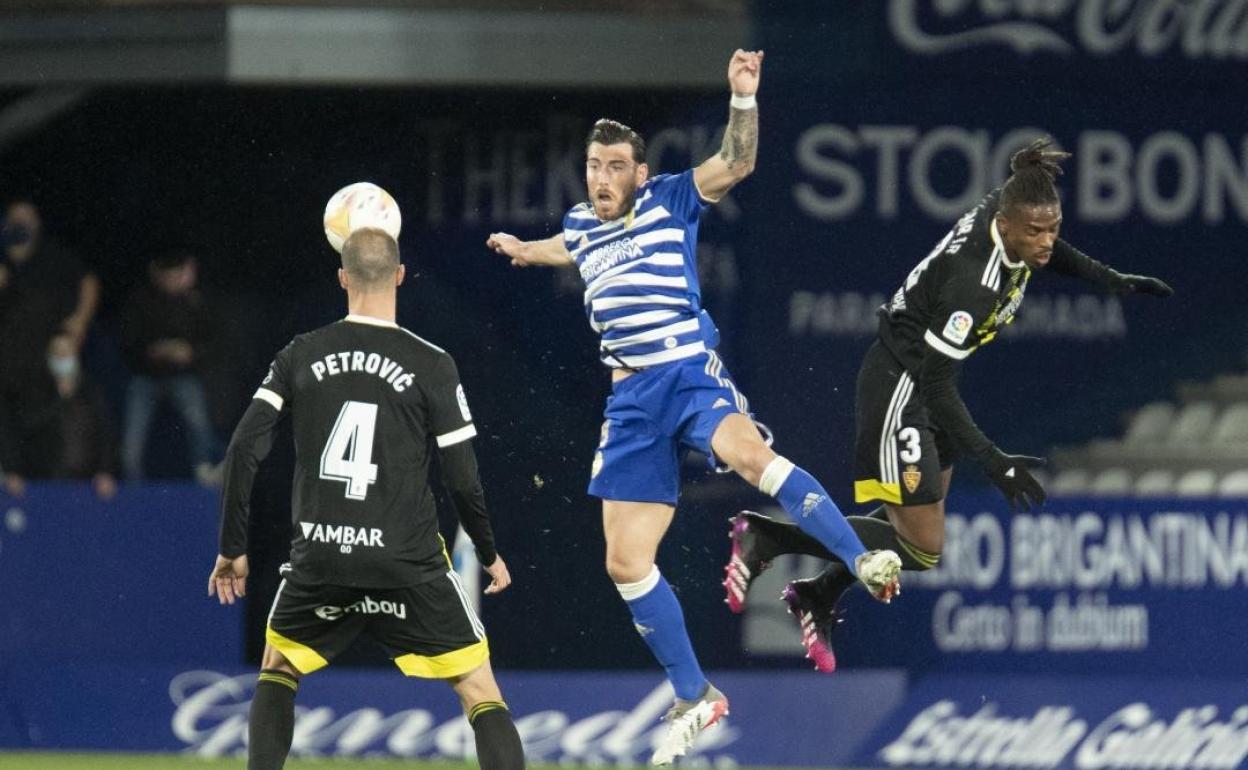 Sergi Enrich salta a un balón aéreo. 