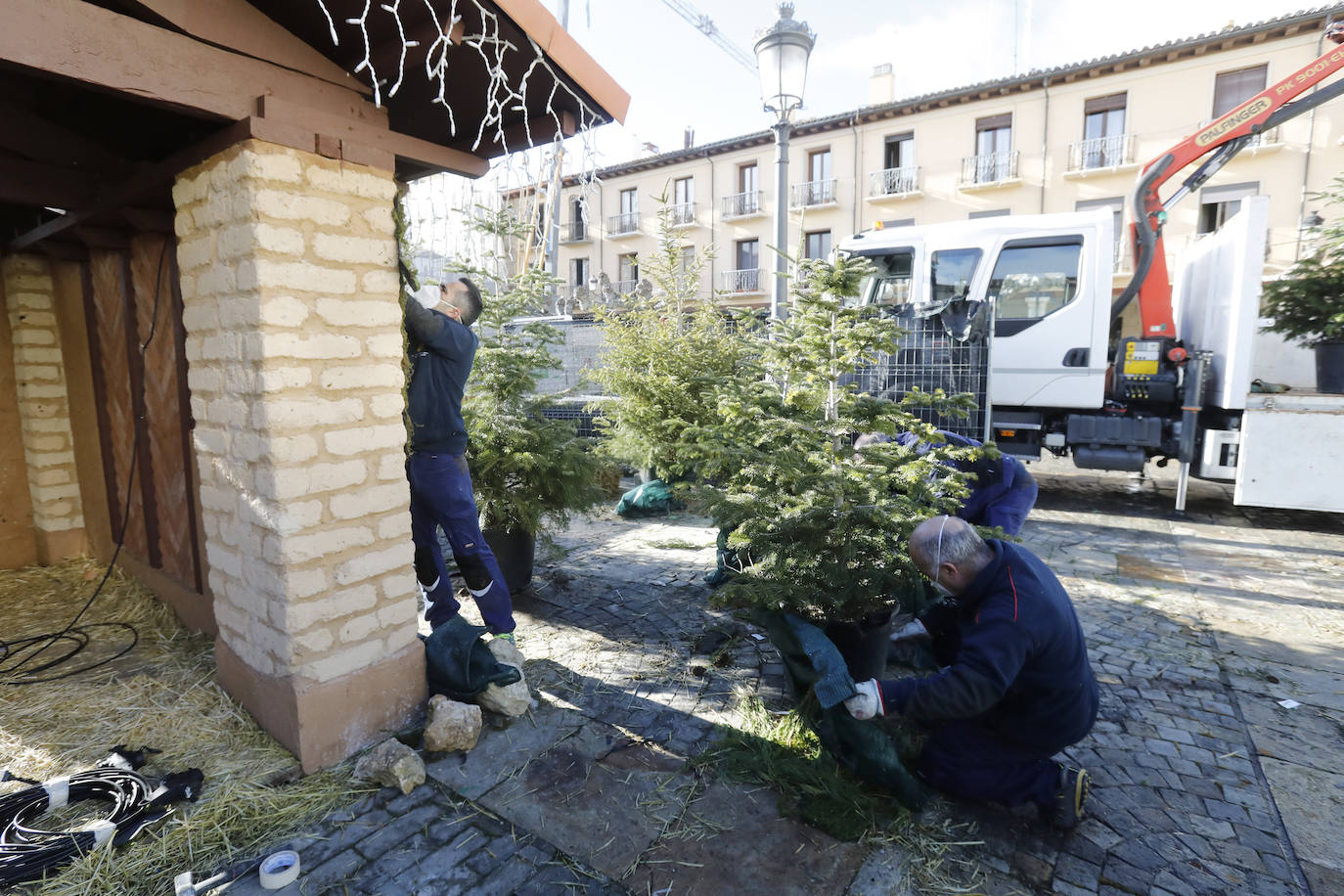 Fotos: El portal de Belén de la Plaza Mayor se guarda hasta la próxima Navidad