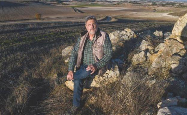 José Alberto Duque posa ante el impresionante paisaje del Valle del Esgueva, donde se asientan sus raíces en Castroverde de Cerrato.
