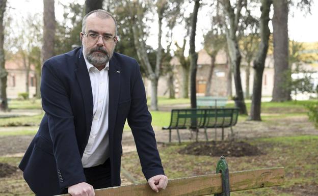 Ignacio Fernández de Mata posa para la entrevista en los jardines de su facultad, en Burgos.