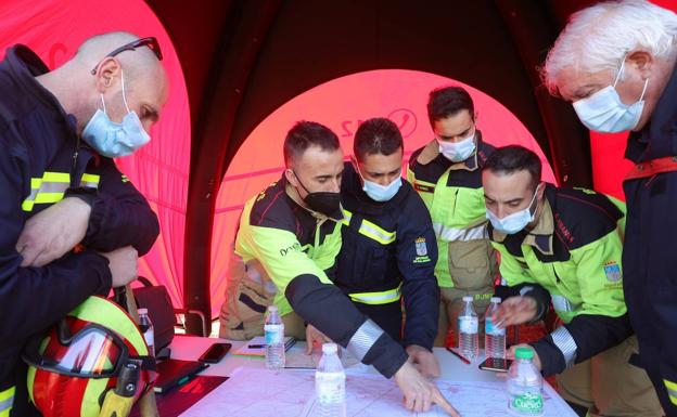 Personal de Bomberos de la Diputación que participan en la búsqueda.