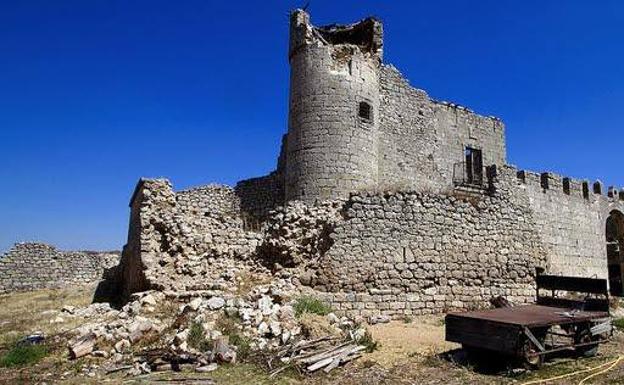 Imagen principal - Castillo de Paradillas, ermita de Dehesa de Romanos y Casa del Cordón de Valdecañas.