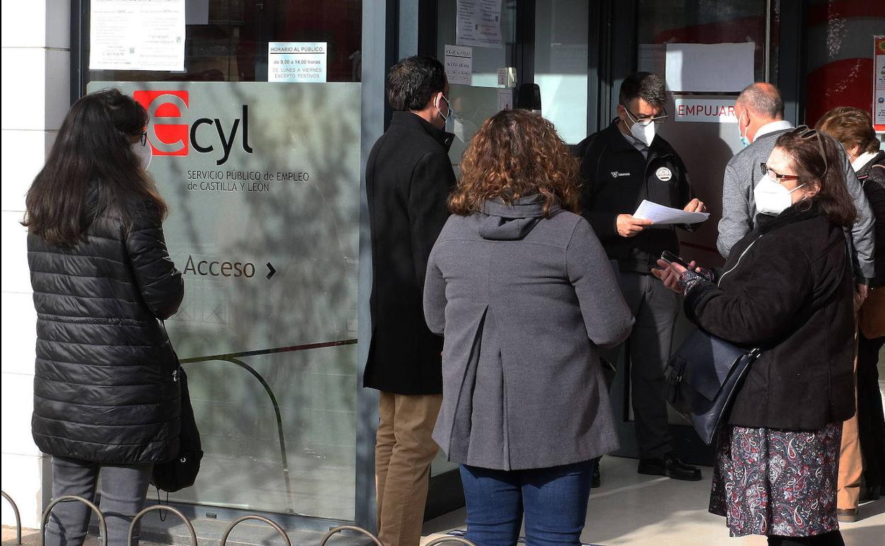 Grupo de personas a la entrada de la oficina del Ecyl. 