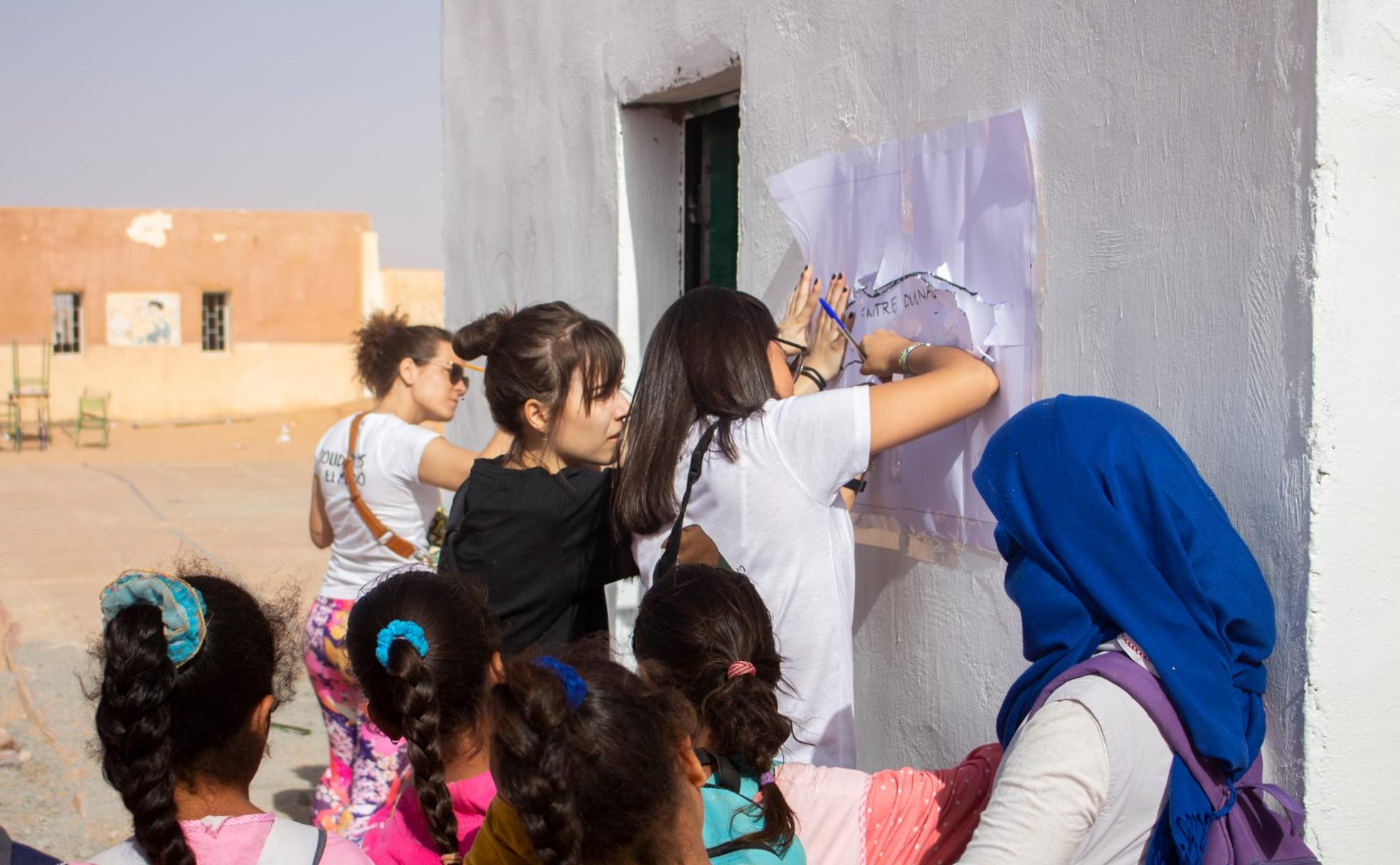 Labor humanitaria. Entre Dunas durante una reforma escolar realizada en los campamentos saharauis. 