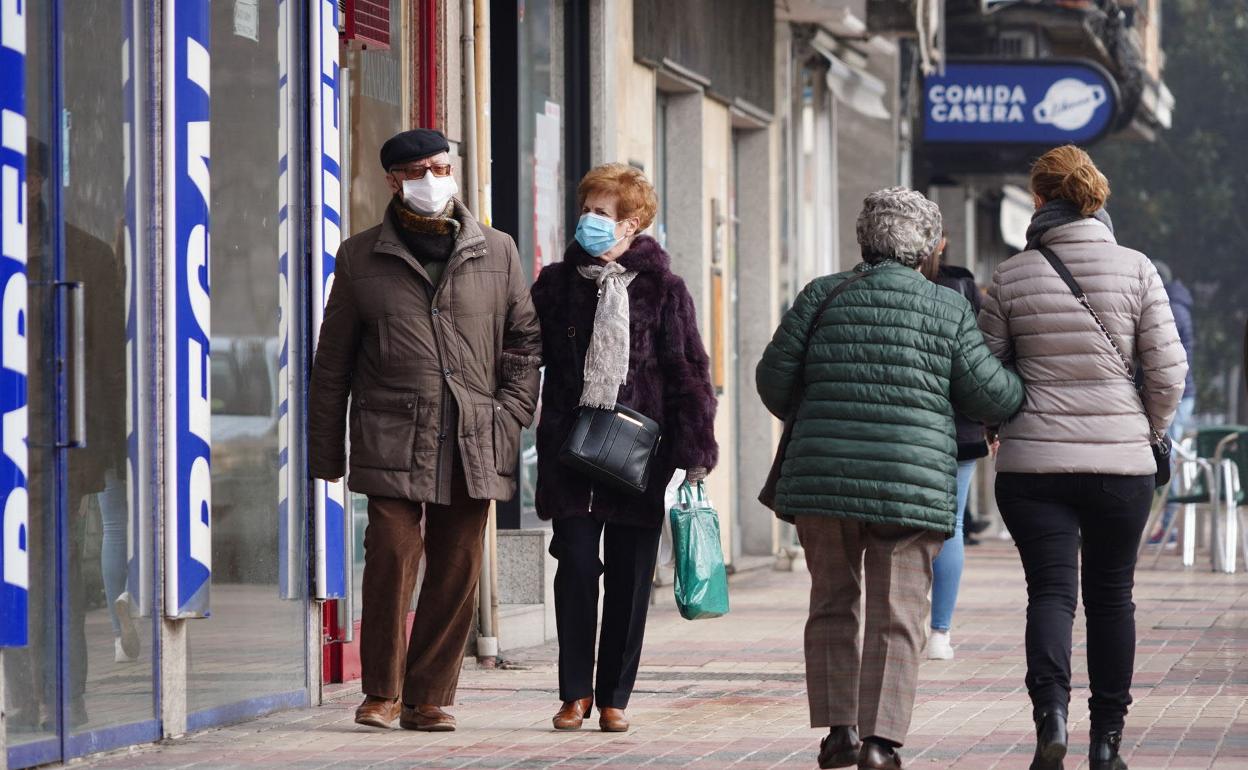 Personas mayores paseando por Salamanca. 
