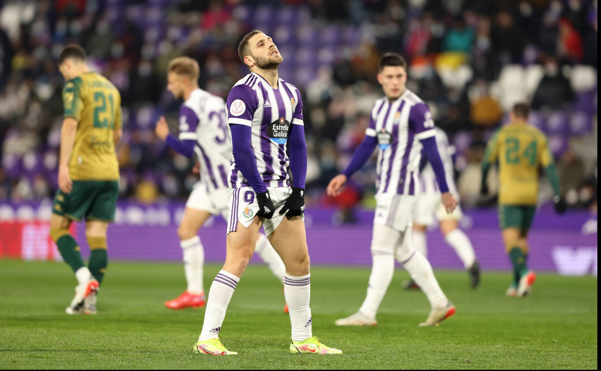 Weissman se lamenta tras desaprovechar una ocasión de gol. 