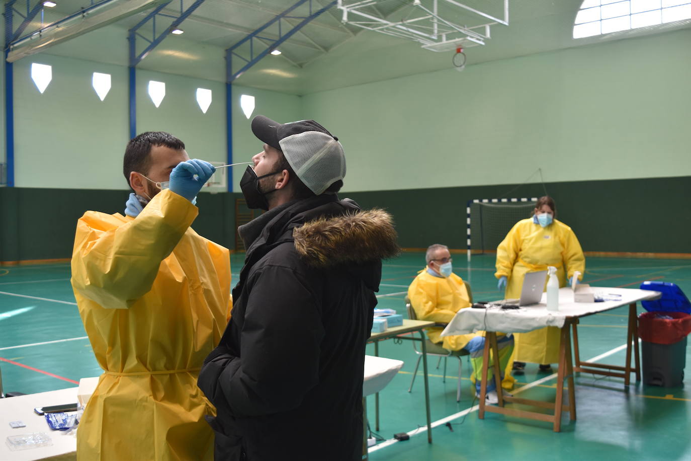 Fotos: Pruebas de antígenos en el polideportivo de Aguilar de Campoo