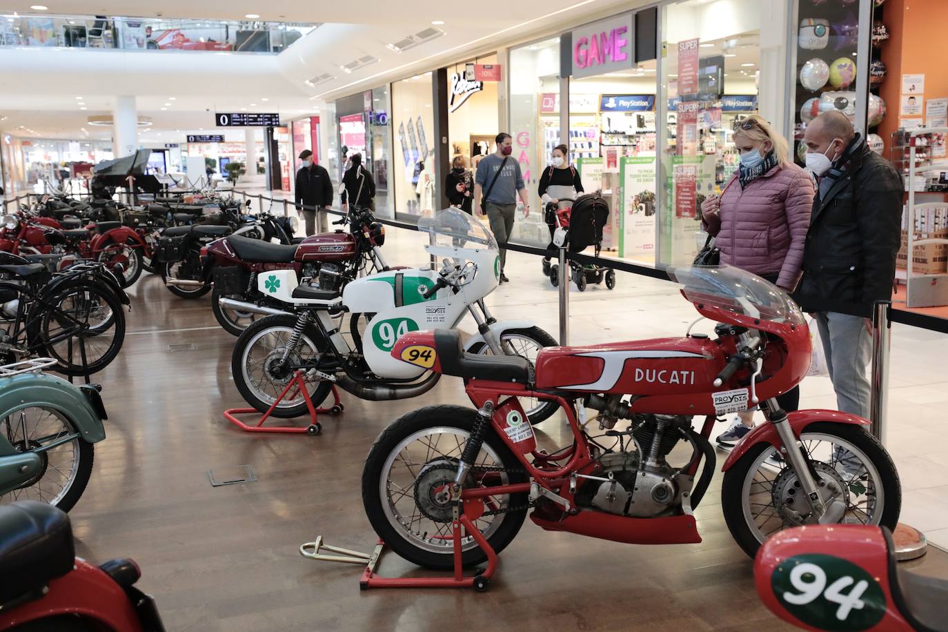 Fotos: Exposición de motos en el Centro Comercial Vallsur