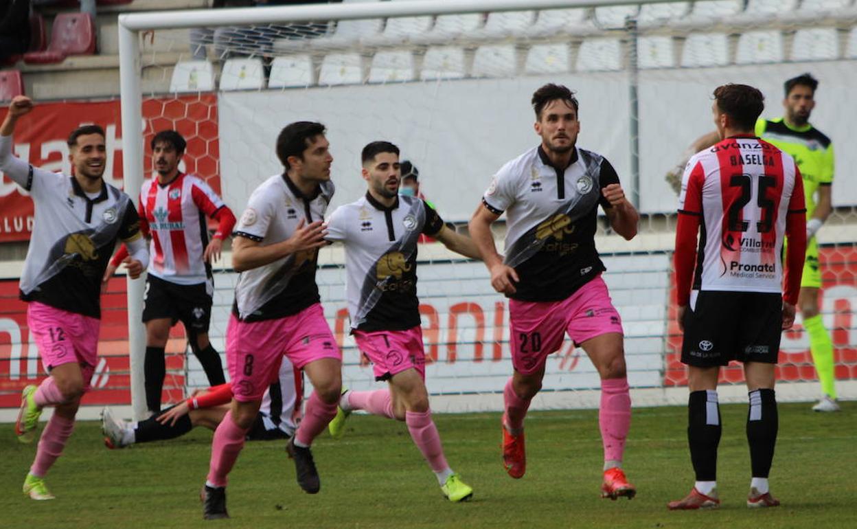 Pablo Espina celebra junto a sus compañeros el tanto que adelantó a Unionistas en Zamora. 