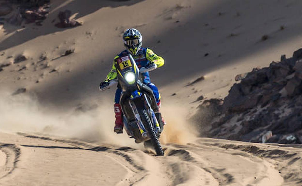 Santolino sufre con el polvo, cede tiempo en el Dakar pero se mantiene séptimo en la general