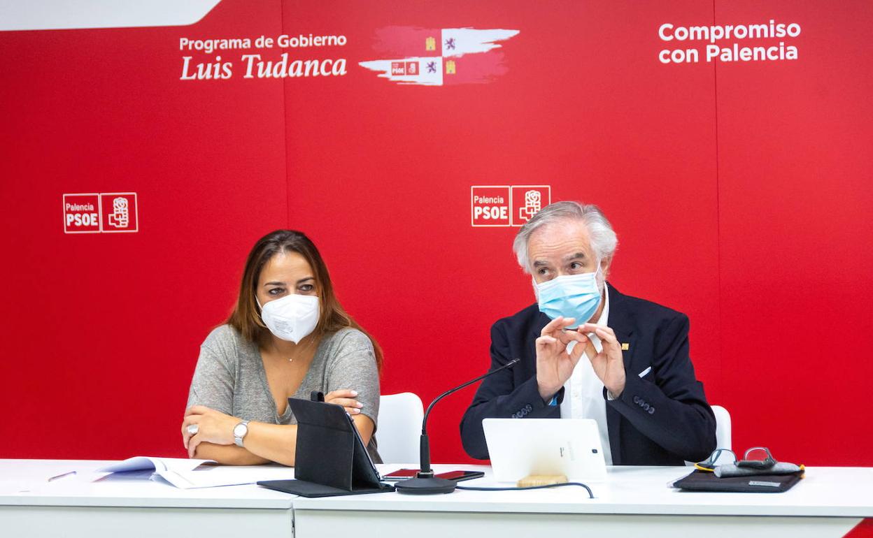 Los concejales del PSOE Miriam Andrés y Luis Muñoz.
