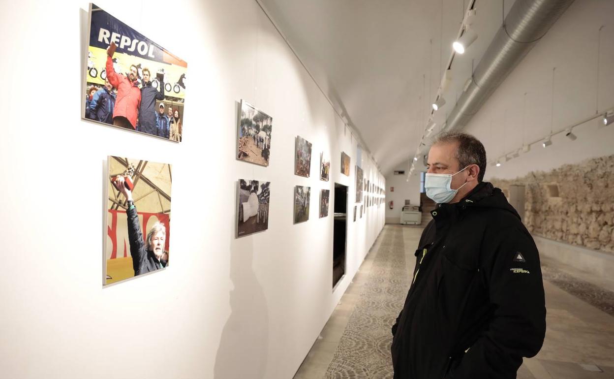 Un visitante observa una fotografía de la edición del año 2006, cuando Ángel Nieto fue galardonado con el Pingüino de Oro