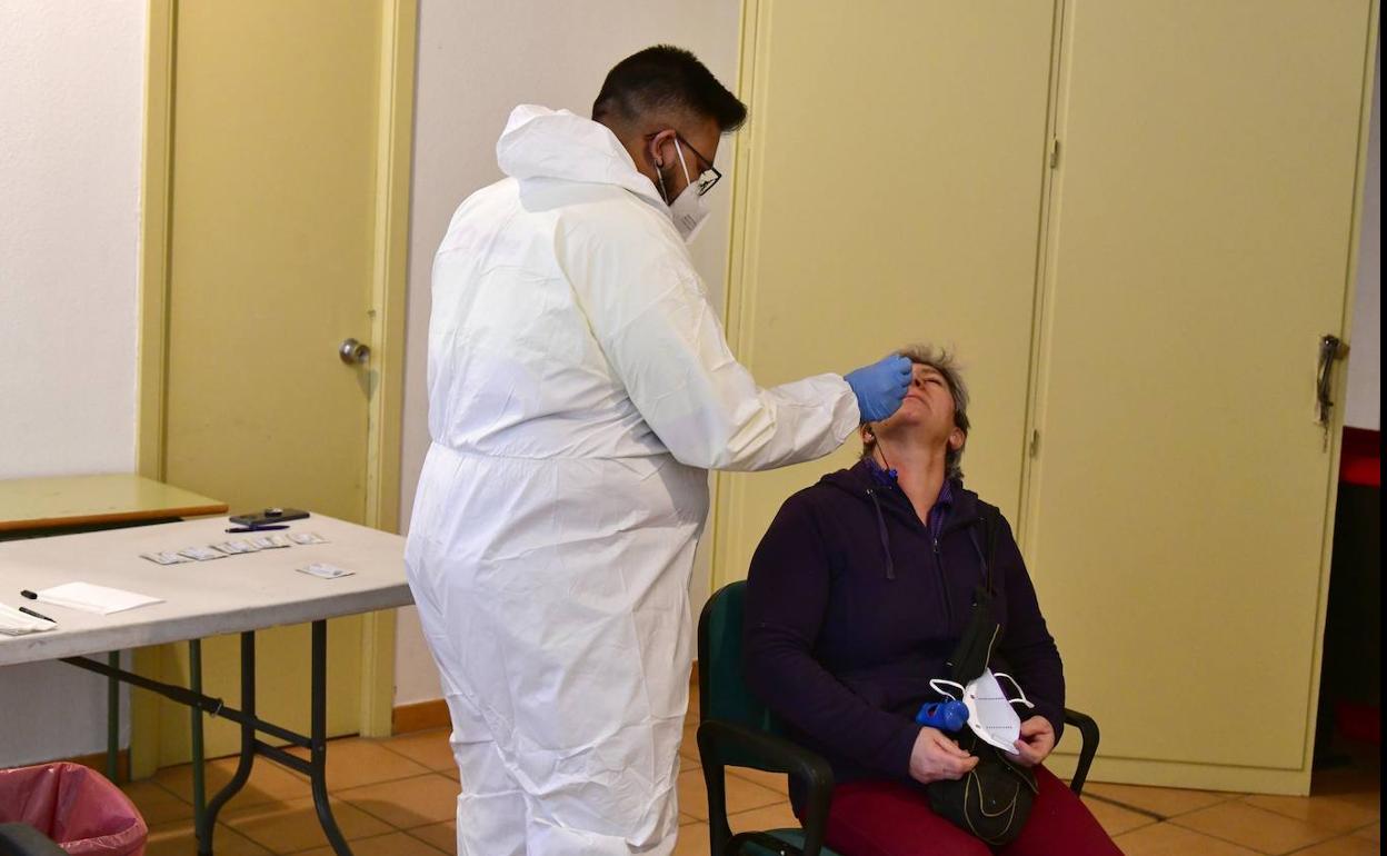 Un enfermero realiza un test de antígenos a una persona.