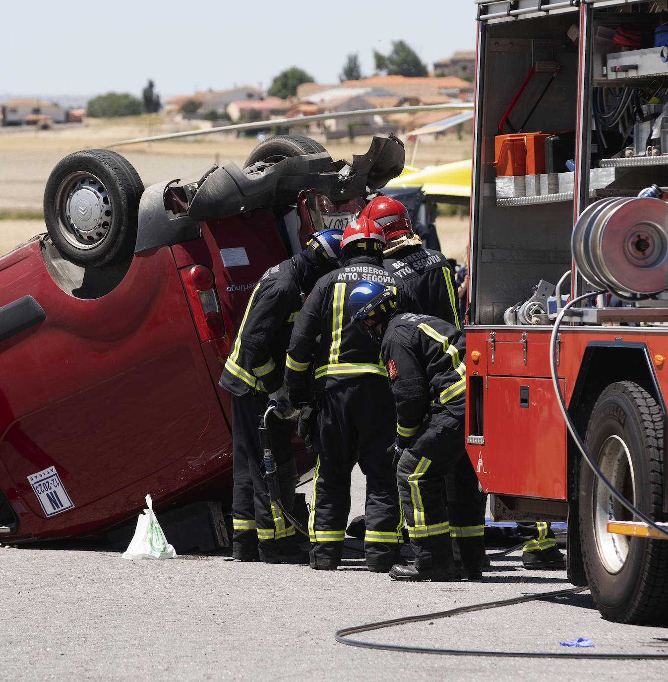 Los bomberos intervienen en un accidente mortal ocurrido el año pasado en la provincia.