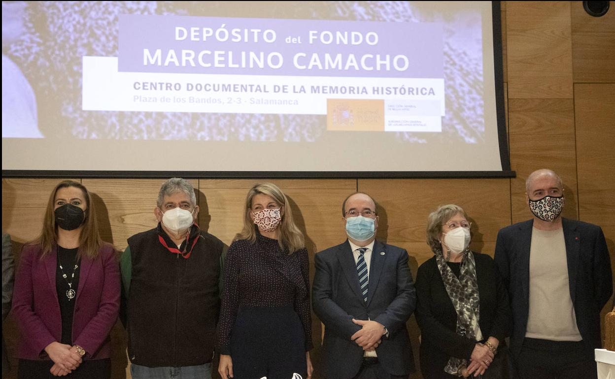 Foto de familia de los participantes en el acto.